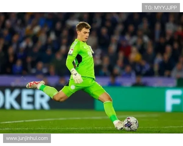 机械战警左平勾暴力催眠赫尔曼森！UFC 317 副赛上演教科书级终结